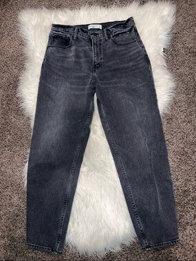 Abercrombie & Fitch 90’s Mom high Waisted straight leg Jeans